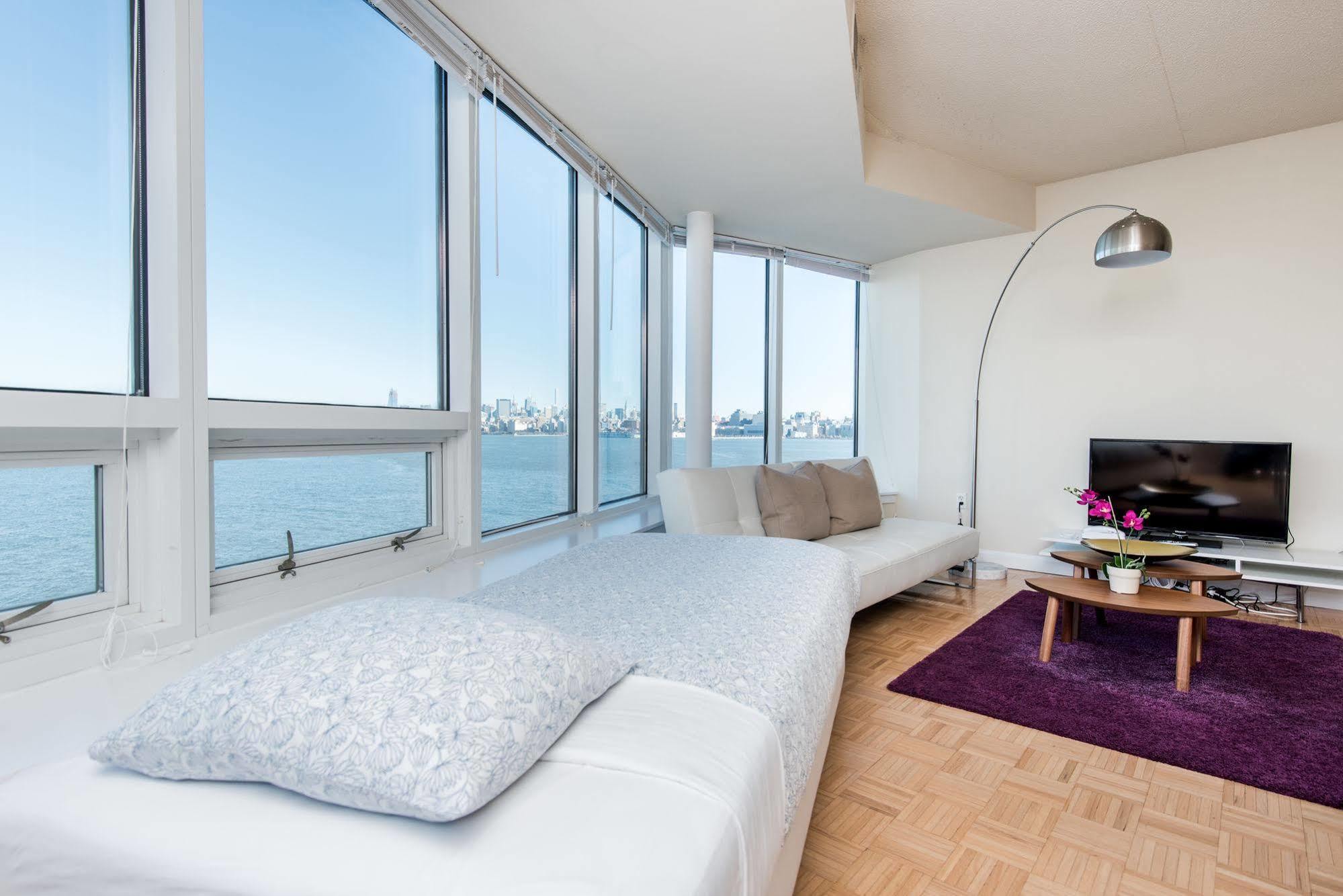 Dharma Home Suites Jc At Exchange Place Джърси Сити Екстериор снимка