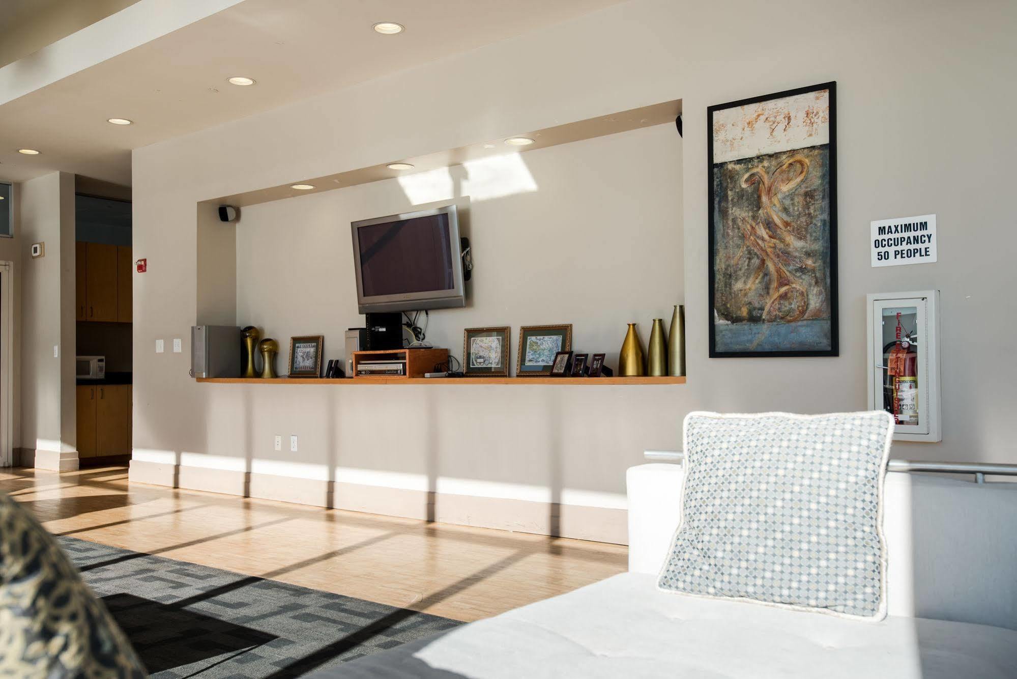 Dharma Home Suites Jc At Exchange Place Джърси Сити Екстериор снимка