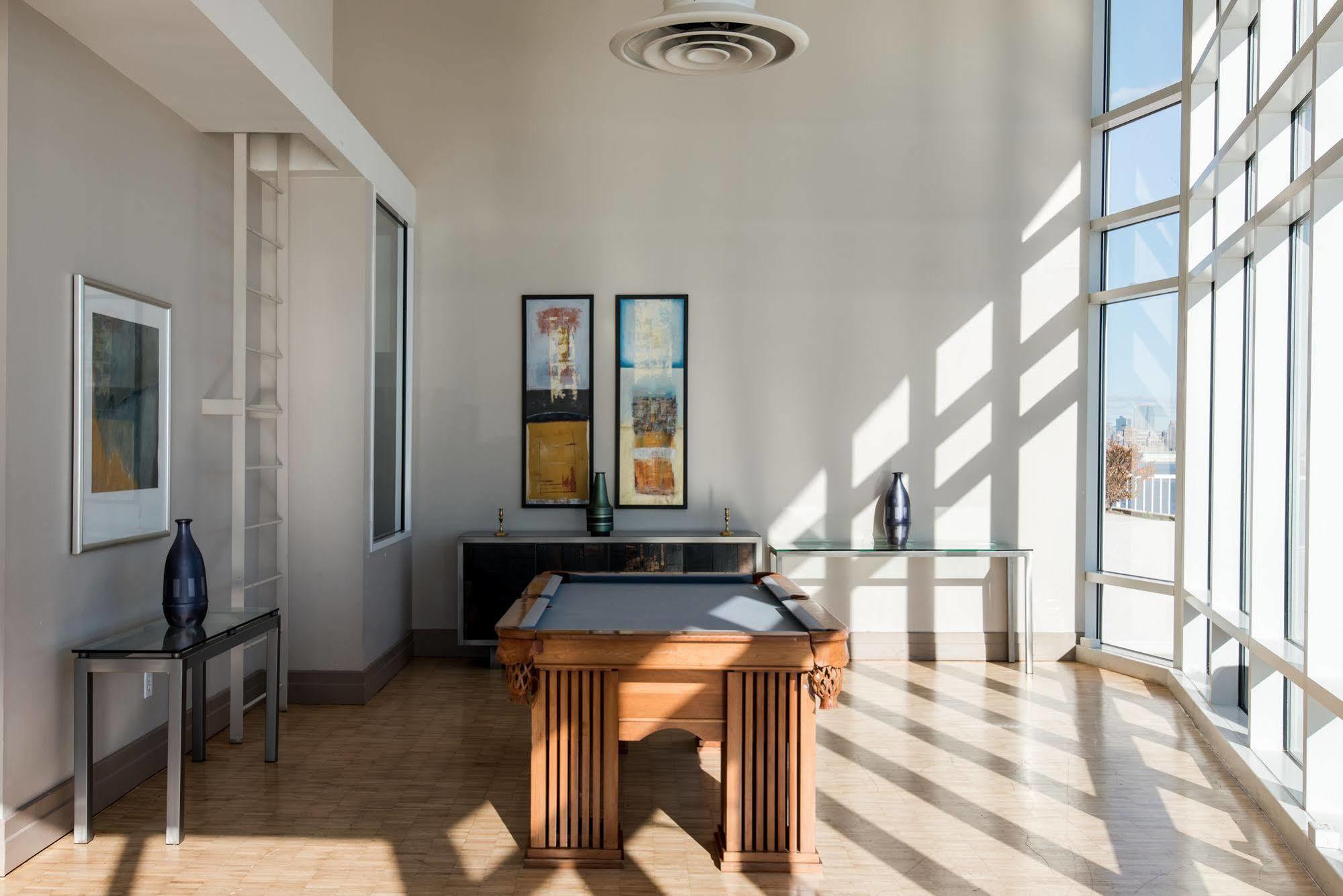 Dharma Home Suites Jc At Exchange Place Джърси Сити Екстериор снимка