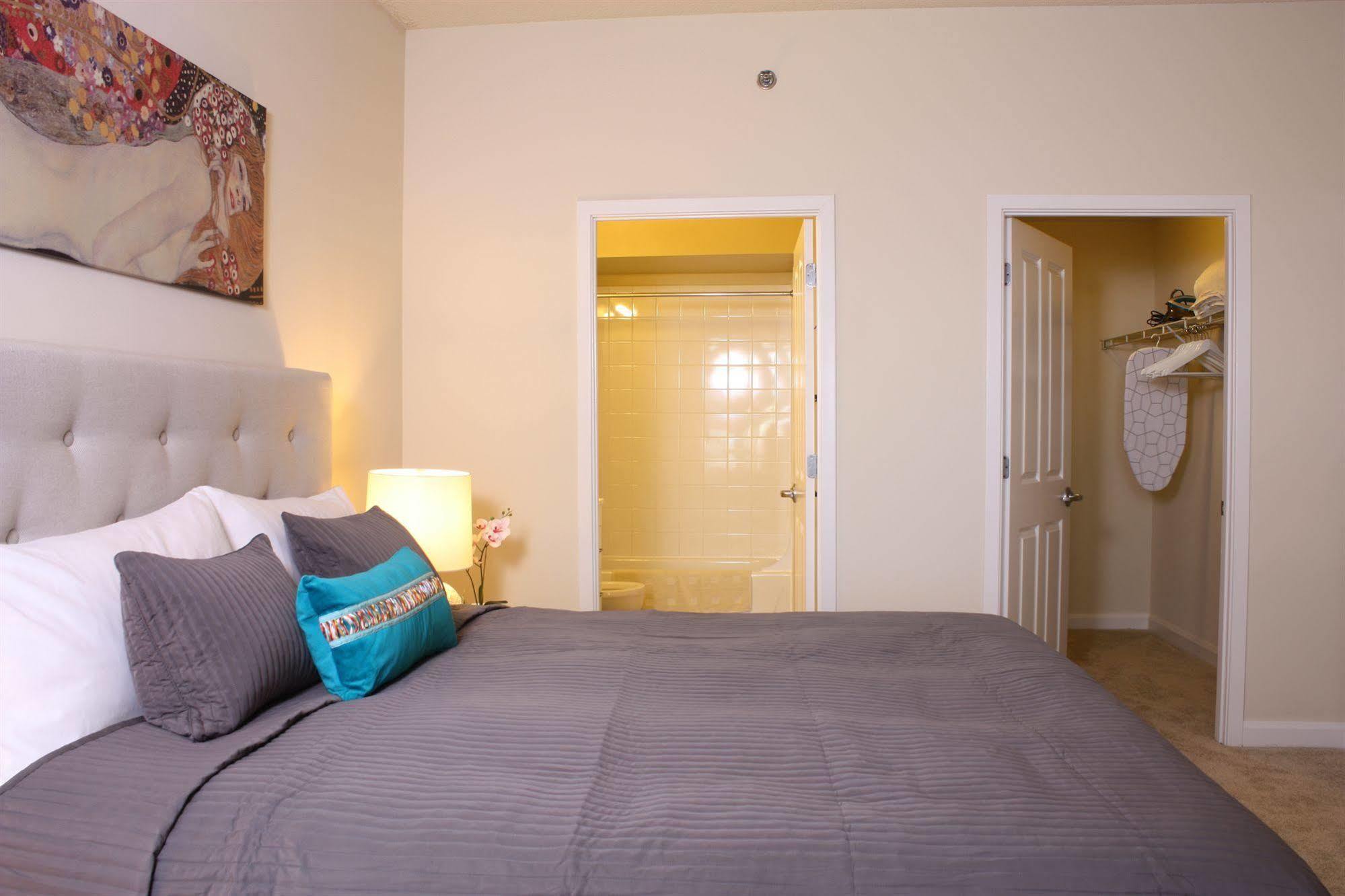 Dharma Home Suites Jc At Exchange Place Джърси Сити Екстериор снимка