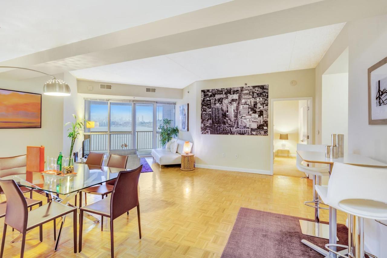 Dharma Home Suites Jc At Exchange Place Джърси Сити Екстериор снимка